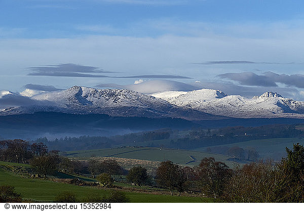 Malerische Landschaft mit weit entfernten schneebedeckten Bergen  Llanberis  Gwynedd  Wales