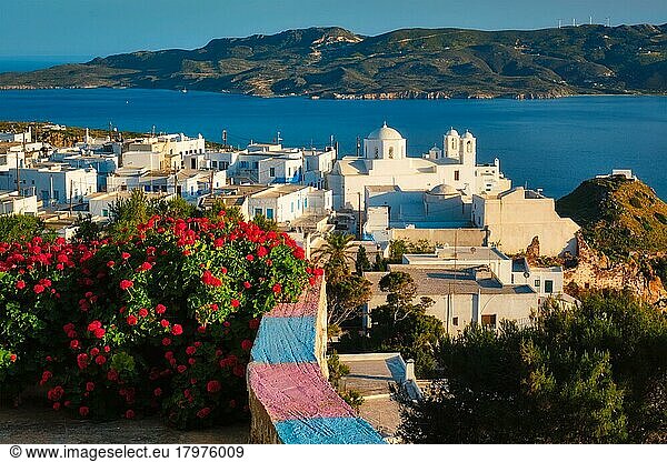 Malerischer Blick auf die griechische Stadt Plaka mit orthodoxer griechischer Kirche  Insel Milos Griechenland
