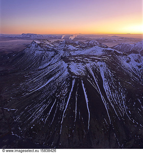 Malerischer Sonnenuntergang über vulkanischen Bergen
