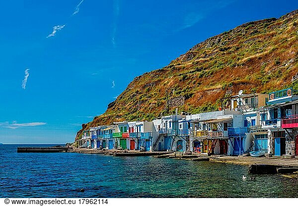 Malerisches griechisches Fischerdorf Klima mit weiß getünchten traditionellen Häusern und bunten Fenstern und Türen auf der Insel Milos in Griechenland