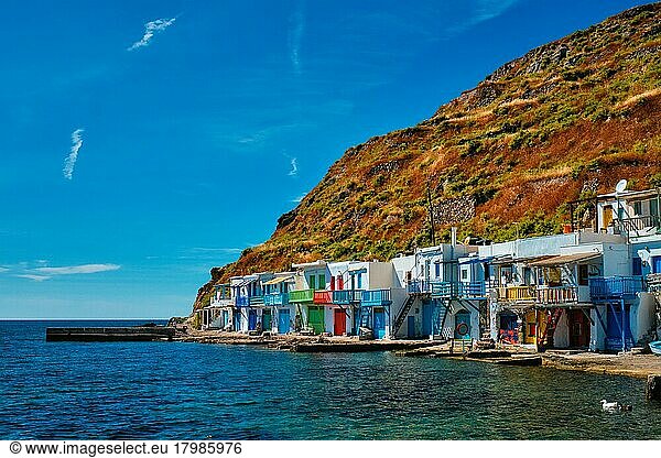 Malerisches griechisches Fischerdorf Klima mit weiß getünchten traditionellen Häusern und bunten Fenstern und Türen auf der Insel Milos in Griechenland