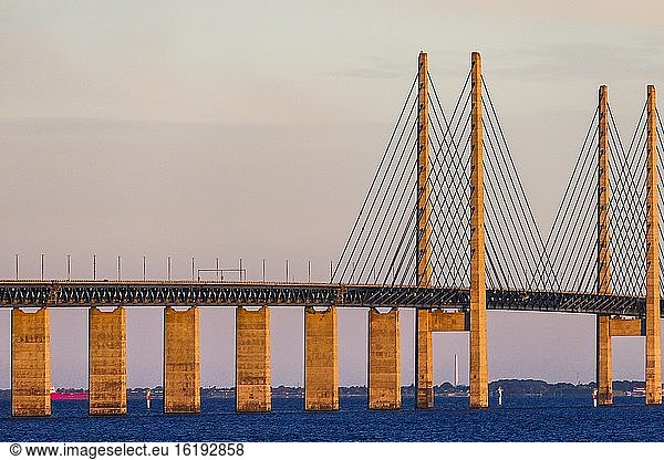 Malmö  Schweden Die Öresundbrücke nach Kopenhagen am frühen Morgen.