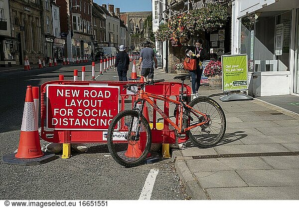 Malmesbury  Wiltshire  England  Vereinigtes Königreich  Verkehrsleitkegel und Beschilderung in der Hauptstraße dieser historischen Marktstadt  Fahrrad neben Schild geparkt.