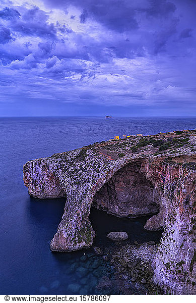 Malta  Blaue Grotte  natürlicher Bogen in der Abenddämmerung