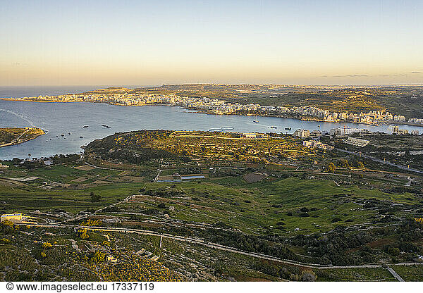 Malta  Northern District  Saint Pauls Bay  Luftaufnahme der Mistra-Bucht und der Küstenstadt in der Abenddämmerung