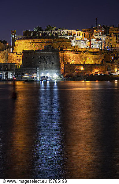 Malta  Valletta  Befestigte Altstadt bei Nacht