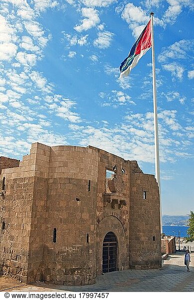Mamluken-Burg  Fort von Aqaba  Fahnenmast  Fahne von Jordanien  Aqaba  Jordanien  Kleinasien  Akaba  Asien