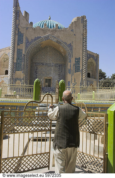 Man öffnet Türen zu einer Auflistung der Gräber vor Schrein von Khwaja Abu Nasr Parsa  Balkh (Mutter der Städte)  Afghanistan  Asien
