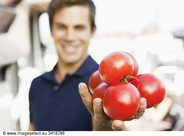 MAn halten Tomaten