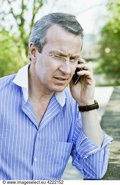 Man talking in cellphone