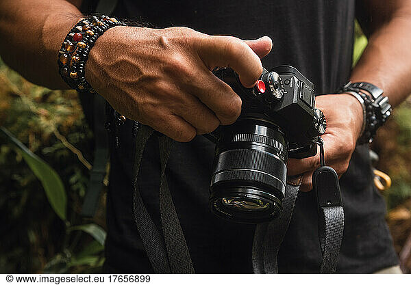 Man using bacelletes holding his profesional camera
