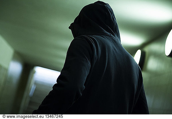Man with hoodie in tunnel (puncher)
