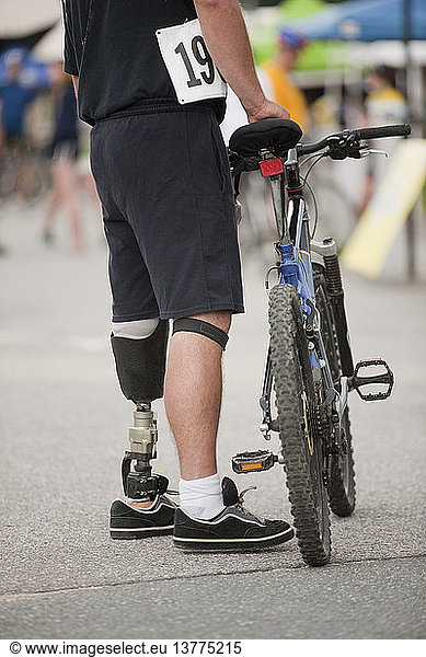 Man with prosthetic leg for a bike race