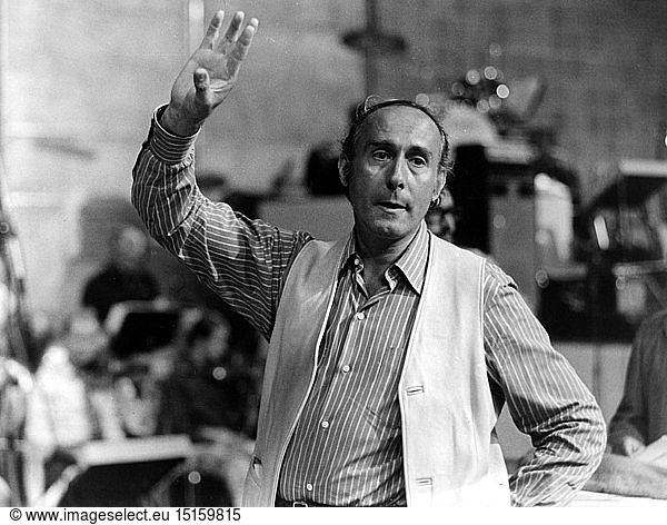 Mancini  Henry  16.4.1924 - 14.6.1994  US Komponist  dirigierend  Halbfigur  1971 Mancini, Henry, 16.4.1924 - 14.6.1994, US Komponist, dirigierend, Halbfigur, 1971,