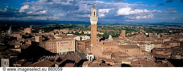 Mangia´s Tower in Piazza del Campo. Siena. Toskana. Italien