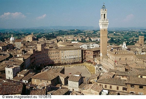 Mangia Turm und Piazza del Campo  Siena. Toskana  Italien