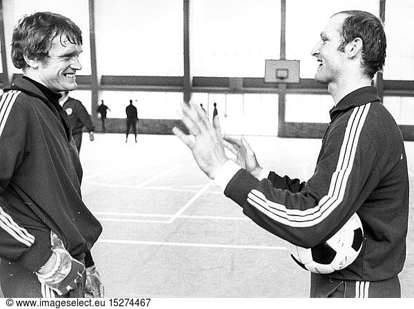 Manglitz Manfred * 8.3.1940 German football player goal keeper of 1. FC Koeln 1969 - 1971 half length in conversation with Sepp Maier (FC Bayern Muenchen) training of the German national team sports school Stuttgart-Ruit 4.4.1970
