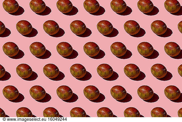 Mango-Muster auf rosa Hintergrund