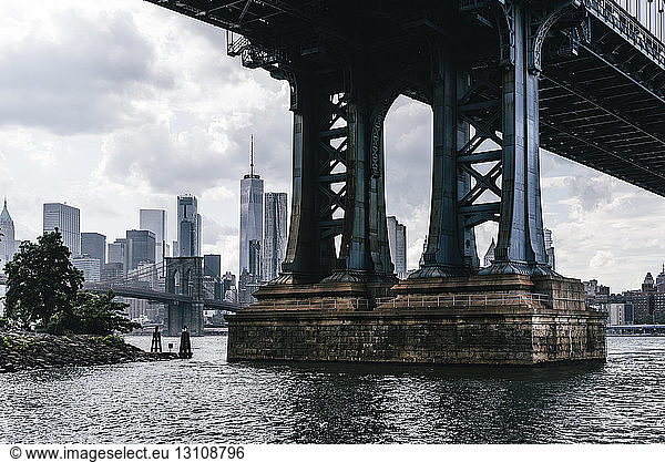 Manhattan-Brücke über den East River in der Stadt gegen bewölkten Himmel