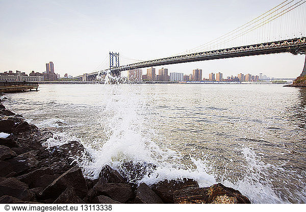 Manhattan Brücke über den Fluss gegen den Himmel