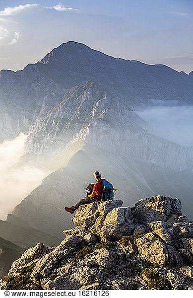 Mann auf dem Gipfel eines Berges in den Bergamasker Alpen  Italien