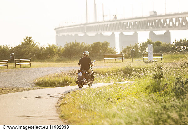 Mann auf Motorrad