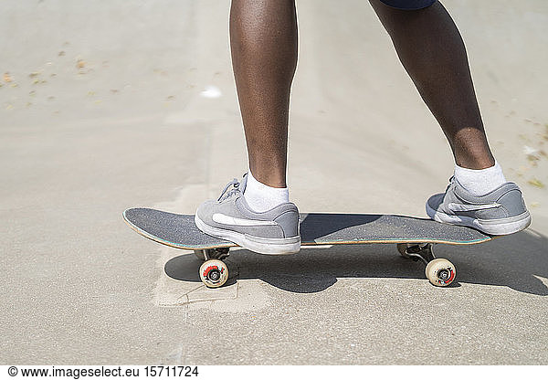 Mann auf Skateboard stehend