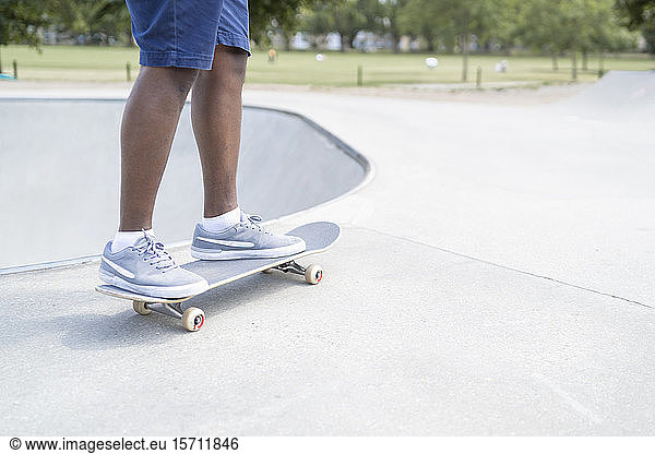 Mann auf Skateboard stehend