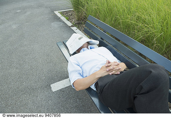 Mann bedecken schlafen Sitzbank Bank Zeitung