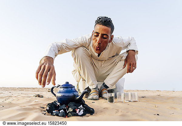 Mann bei der Teezubereitung in der Wüste Sahara  Tindouf  Algerien