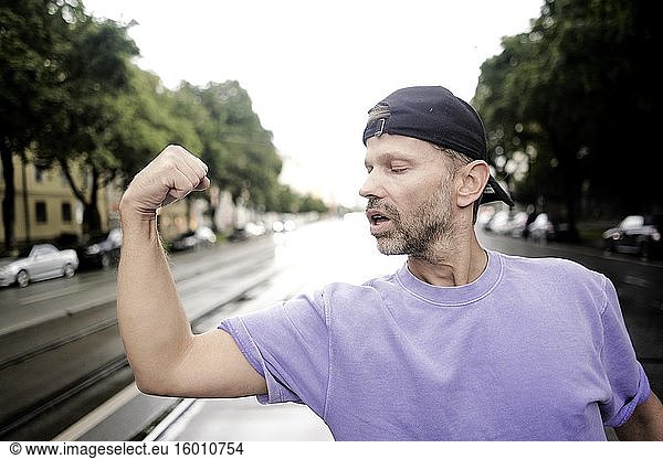 Mann beim Muskeltraining auf der Straße