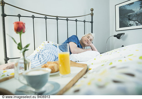 Mann Bett Hintergrund reifer Erwachsene reife Erwachsene Frühstück