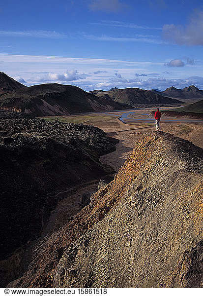 Mann bewundert die Aussicht in Landmannalaugar / Island