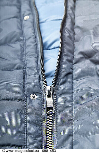 Mann blauen Winter Daunenjacke mit Reißverschluss. Winter Mode Konzept