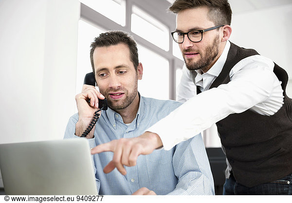 Mann Computer sprechen Telefon Besuch Treffen trifft 2