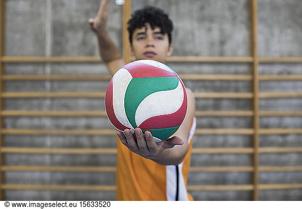 Mann  der während eines Volleyballspiels einen Volleyballball bereithält  ein Spiel zu beginnen
