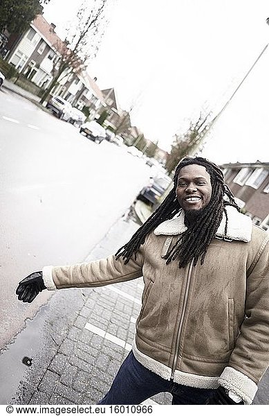 Mann fühlt sich wohl. Leeuwarden  Friesland  Niederlande  Europa