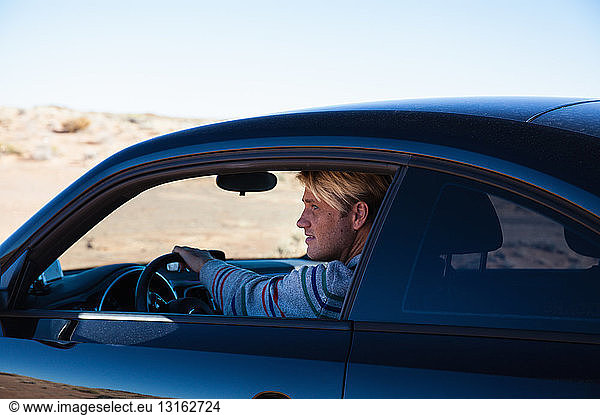 Mann fährt auf Autoreise  Tuba City  Arizona  USA
