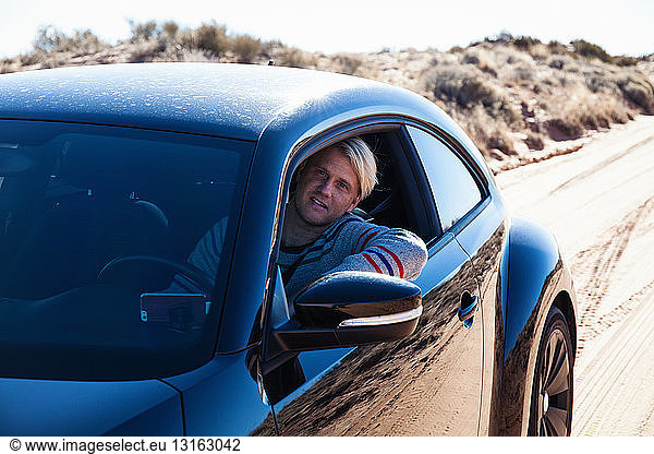 Mann fährt auf Autoreise  Tuba City  Arizona  USA