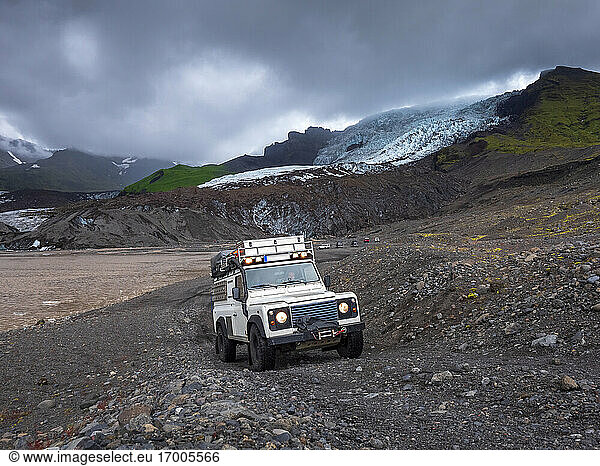 Mann fährt Geländewagen am Svinafellsjokull  Island