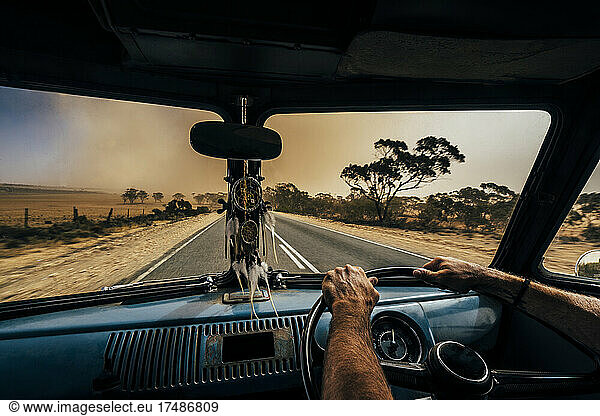 Mann fährt Van auf abgelegener Wüstenstraße  australischer Busch
