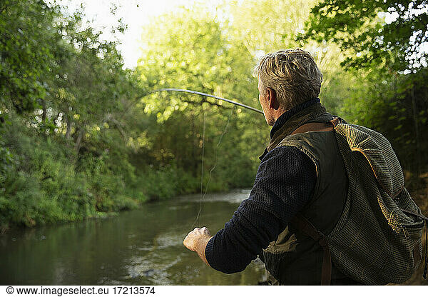 Mann Fliegenfischen am Fluss