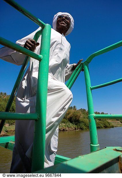 Mann Fluss Fähre Sudan