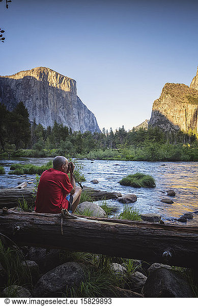 Mann fotografiert die Umgebung des Yosemite-Nationalparks aus der Sicht eines Kapitäns