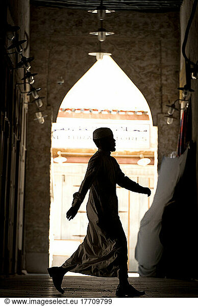 Mann geht durch den Wafi Souk; Doha  Katar