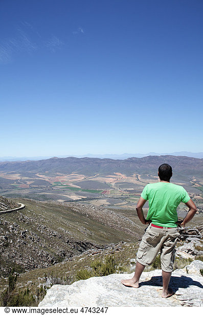 Mann genießt Aussicht auf Swartberg Pass  Westkap  Südafrika  Afrika