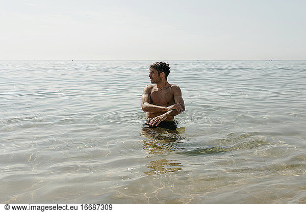 Mann genießt ruhig klares Wasser friedlich in hellen sonnigen Tag