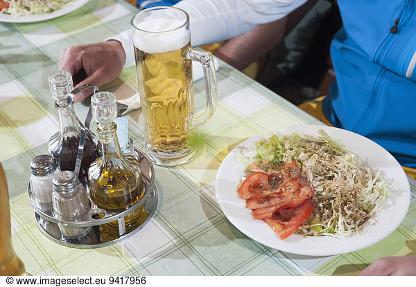 Mann Gesundheit Salat Kabine Tisch Bier Mittagessen