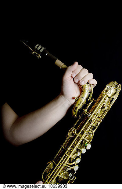 Mann hält Saxophon