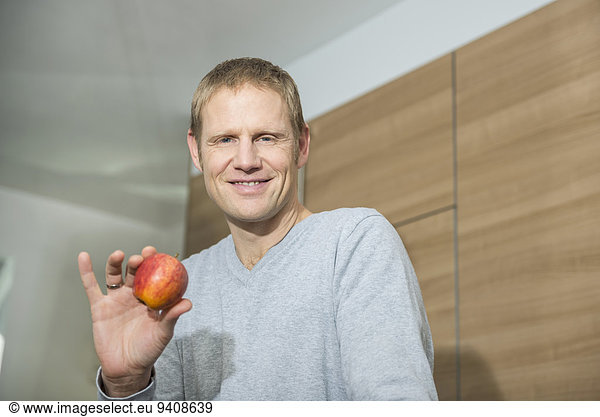 Mann halten rot Apfel